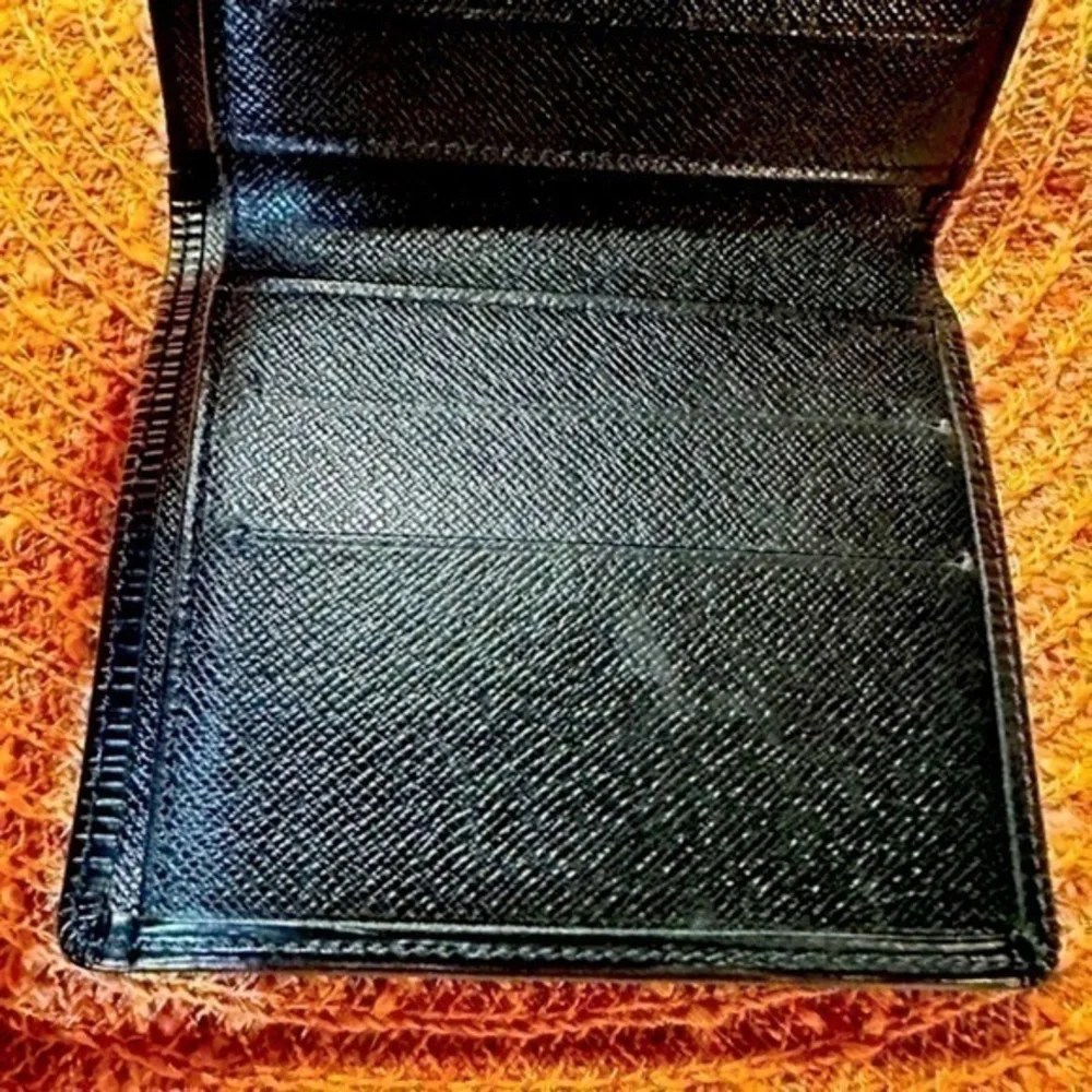 Louis Vuitton Malletier Epi Leather Elise Wallet. Black